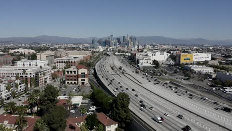 Disparo-De-Dron-De-Gran-Angular-Volando-Sobre-La-Carretera-Al-Centro-De-Los-Angeles-En-Estados-Unidos