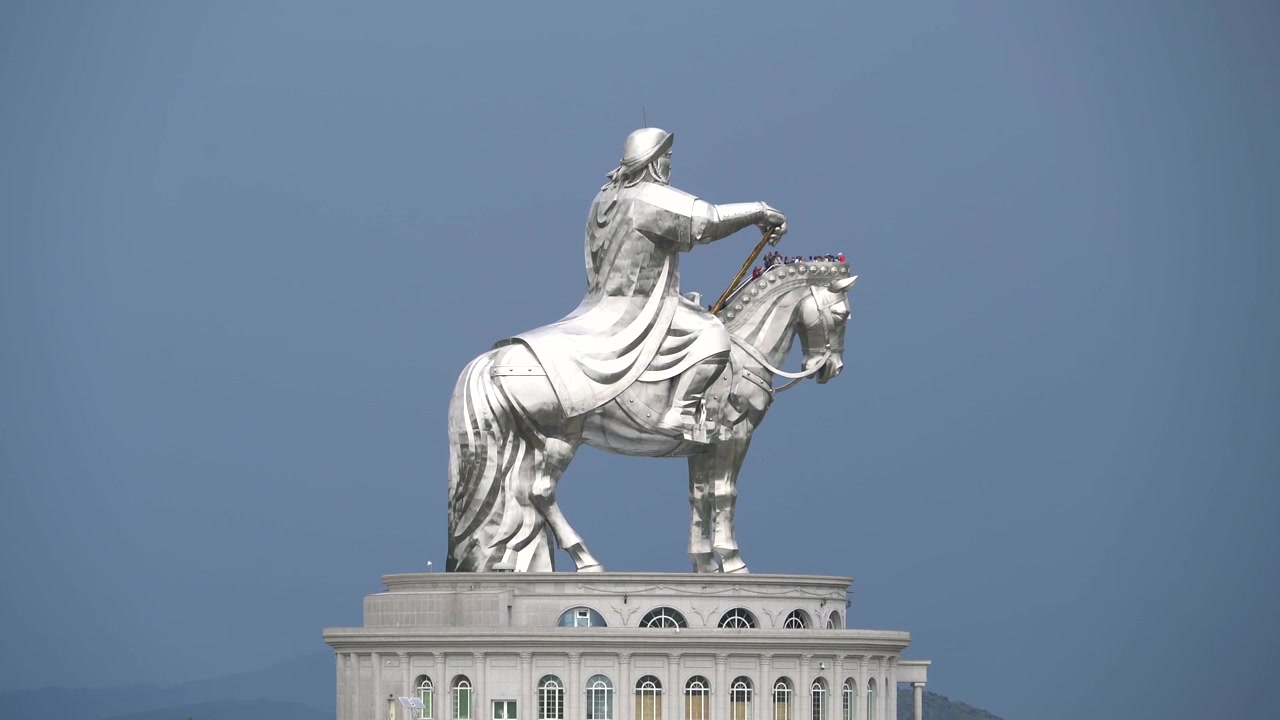 Gigante statua equestre di Gengis Khan in Mongolia