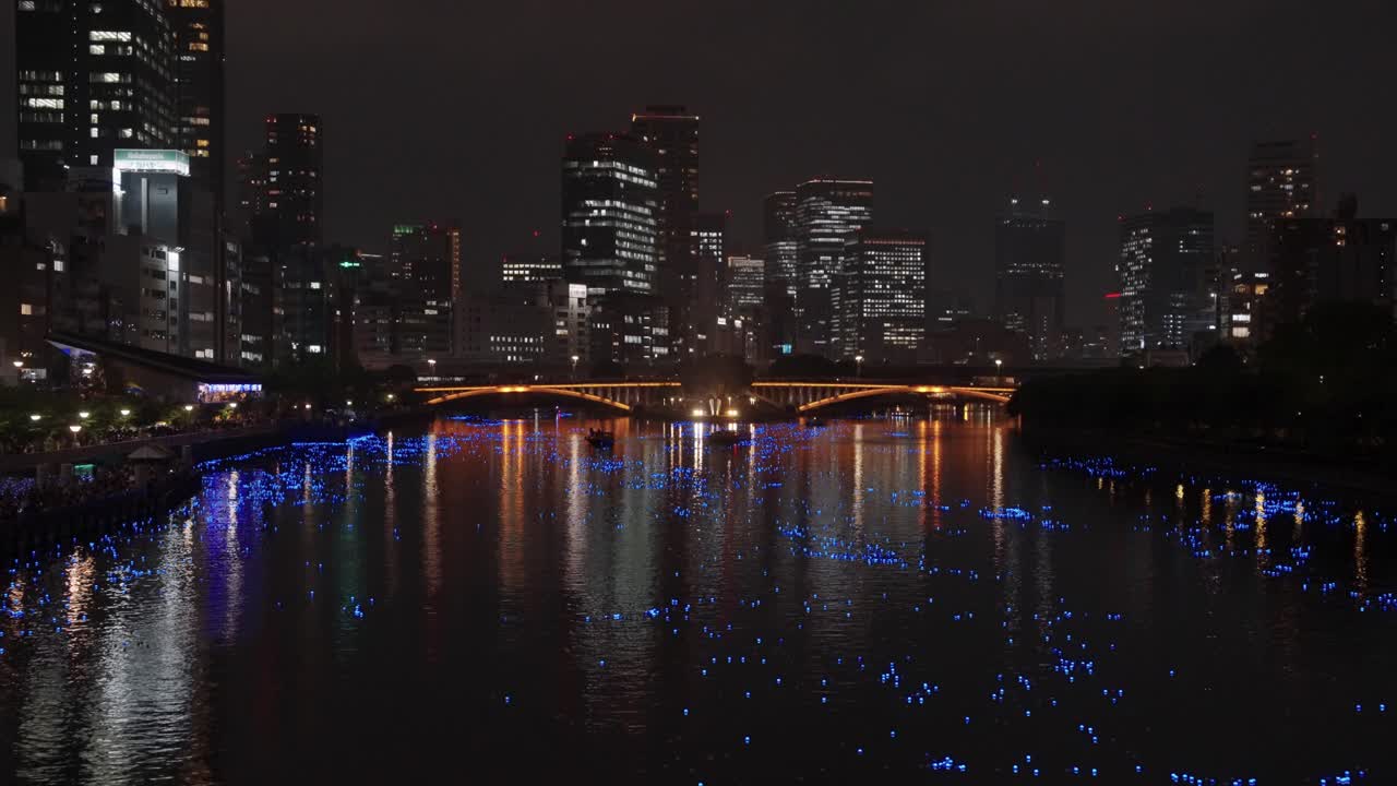 밤의 오사카, 타나바타의 오카와 강의 건물과 조명