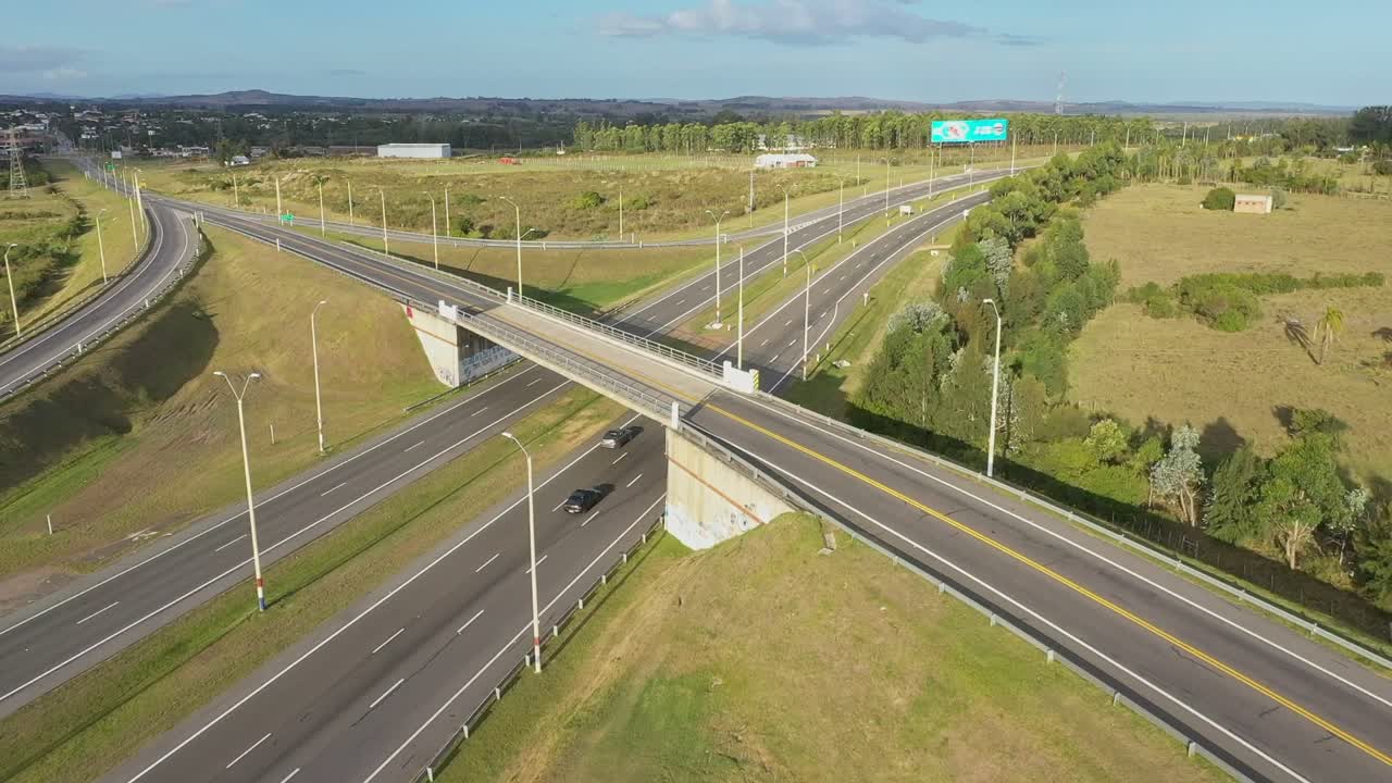 고속도로 다리 교차로 교차로 교차로 교차로 도로의 공중 촬영