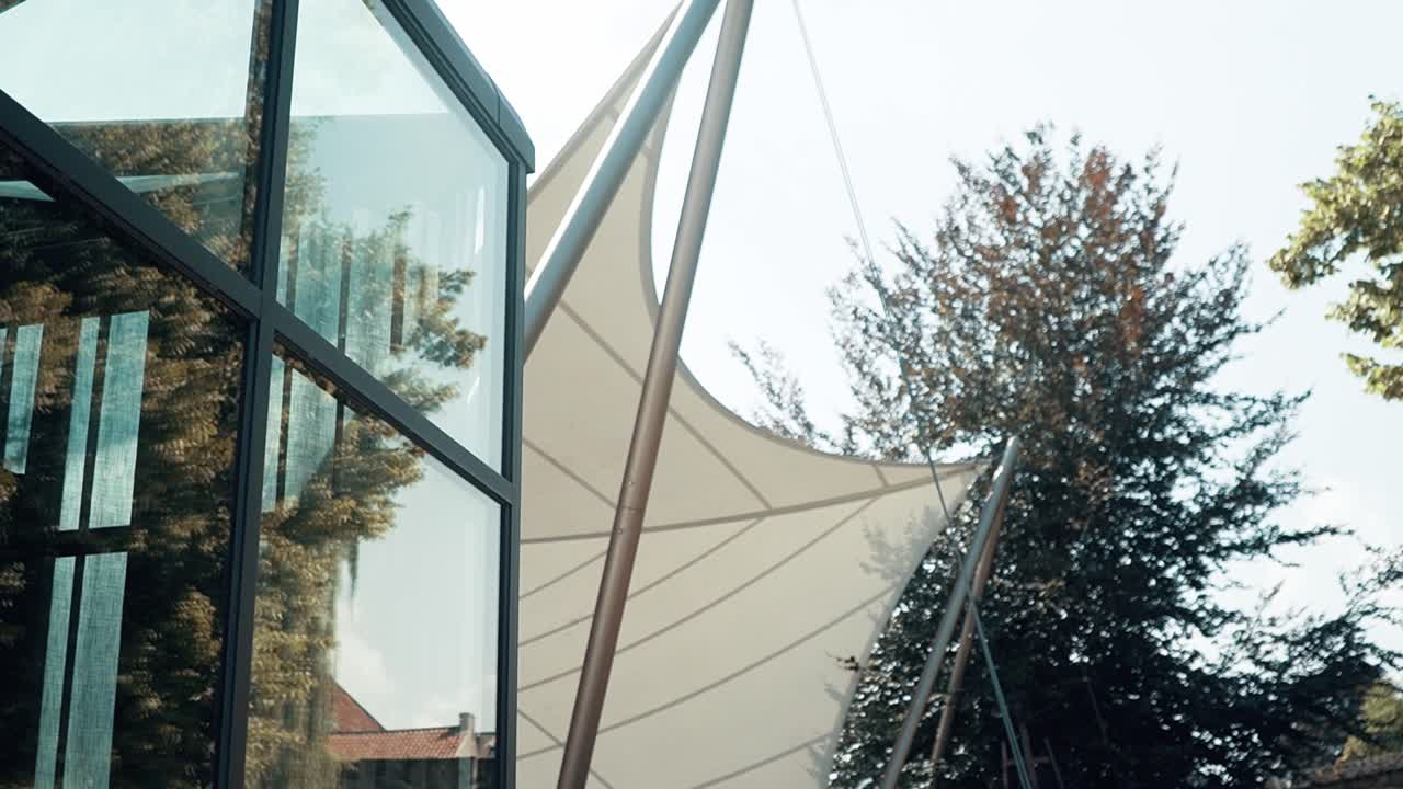 hermosa ventana de cristal con reflejo panorama tiro