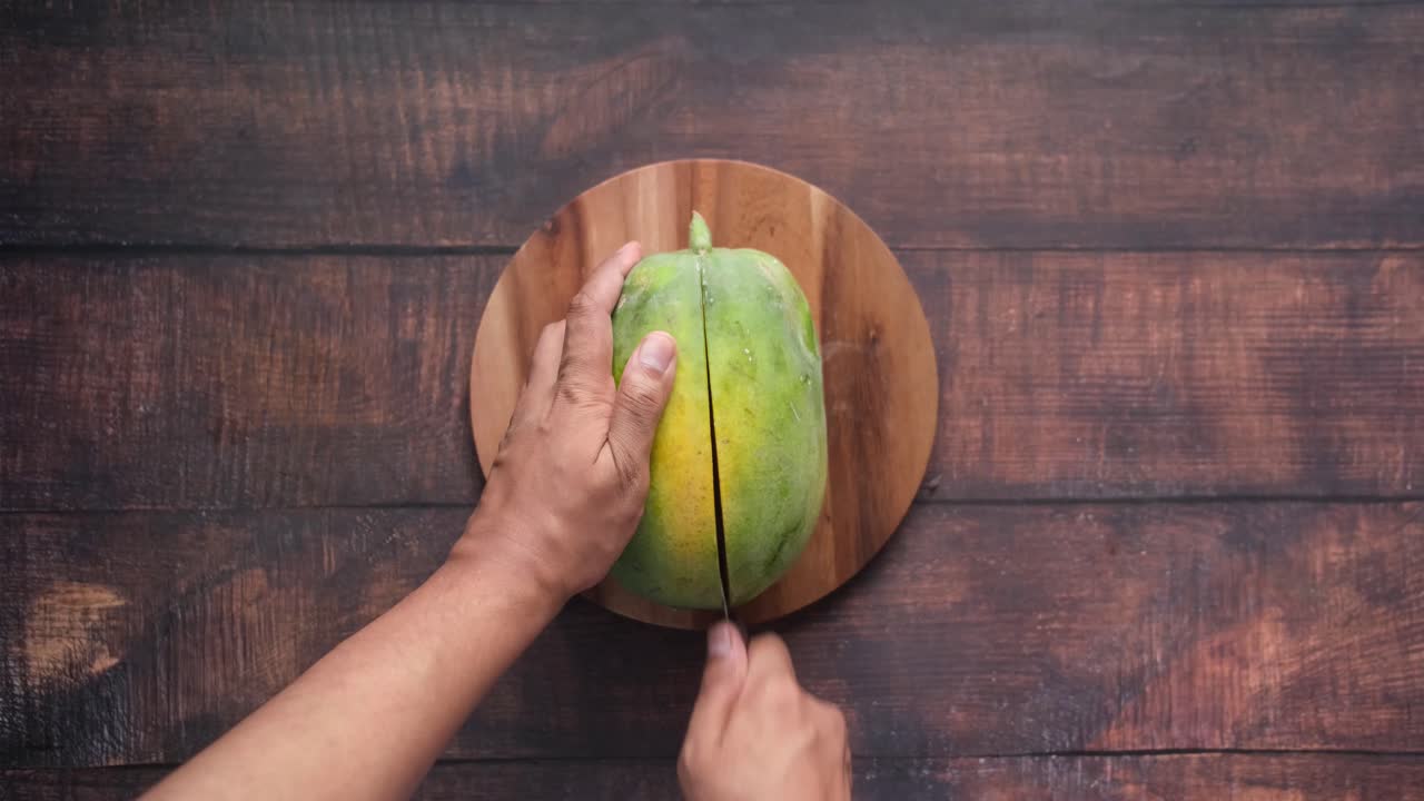 cortando una papaya