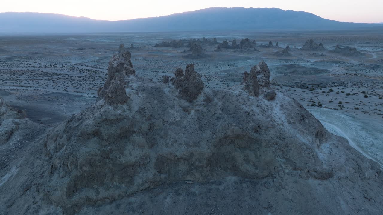 공중 드론 촬영 trona pinnacles 캘리포니아 사막 해가 뜨면