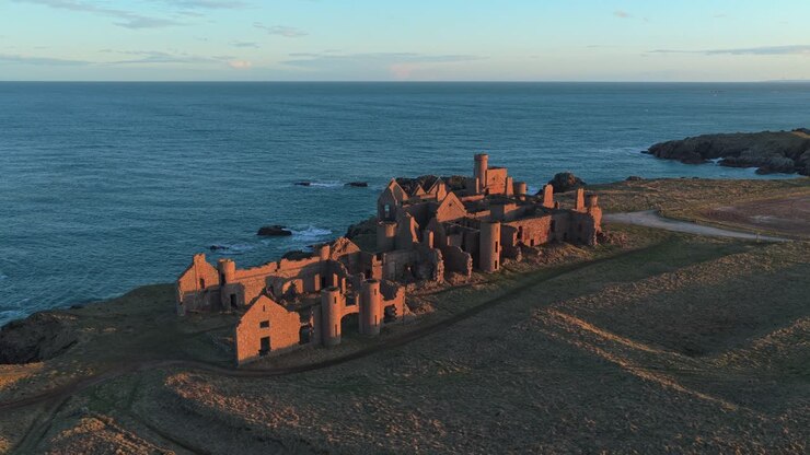 Veduta aerea delle rovine del Castello di Slains al tramonto