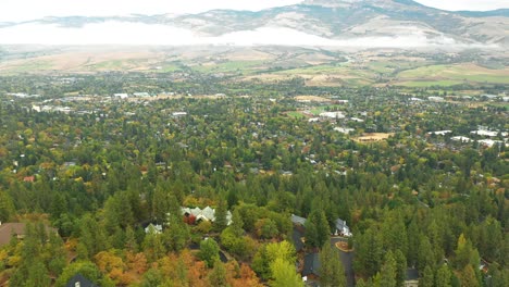 Vista-Aérea-Sobre-El-Pintoresco-Ashland,-Oregon.-EE.UU