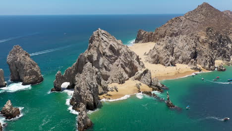 Toma-De-Drone-De-Playa-Del-Amor-Y-El-Arco,-Un-Arco-Natural-En-Los-Acantilados-Del-Mar,-En-Cabo-San-Lucas-Mexico,-Revelando