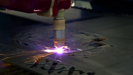 corte por plasma láser cnc de metal, tecnología industrial moderna.