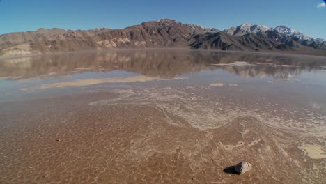 Una-Sartén-A-Través-De-Un-Lago-De-Badwater-En-El-Parque-Nacional-Del-Valle-De-La-Muerte