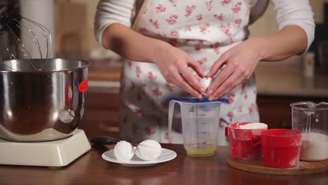 mujer preparando ingredientes para hornear