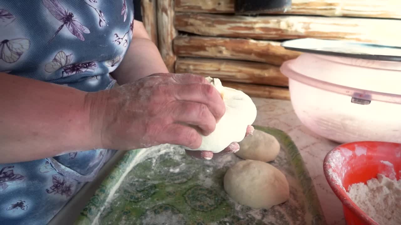 고기 빵 반죽을 공으로 굴리는 여자, 반죽을 배경에 두고 클로즈업