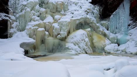 Vista-Sobre-La-Cascada-Congelada-Mettifossen-En-Noruega