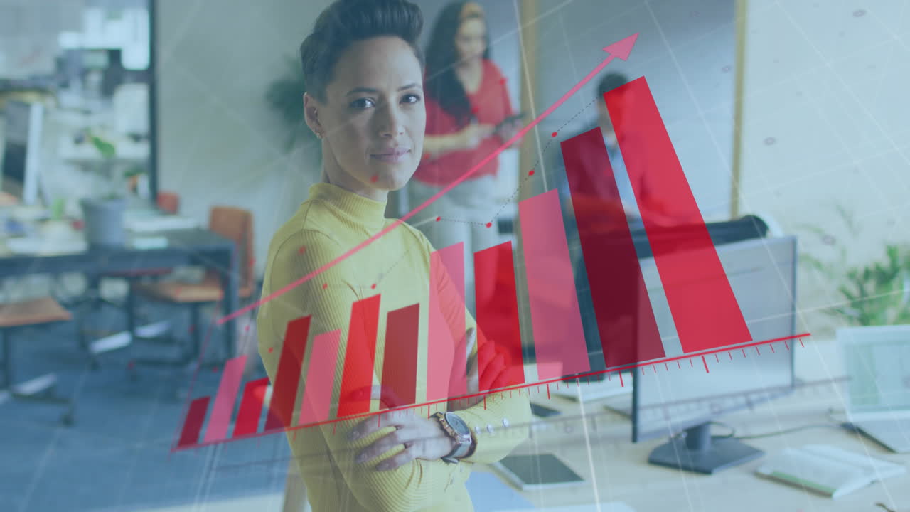 animación del procesamiento de datos financieros sobre una mujer de negocios biracial que trabaja en la oficina.