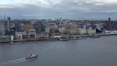 tiro de drone se aproximando de prédios no centro da cidade de liverpool 01