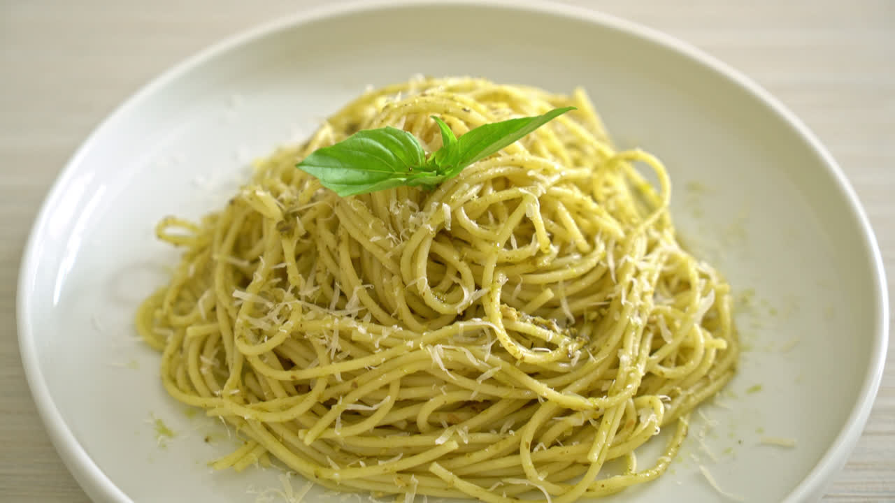 pasta de espaguetis al pesto - comida vegetariana y comida italiana