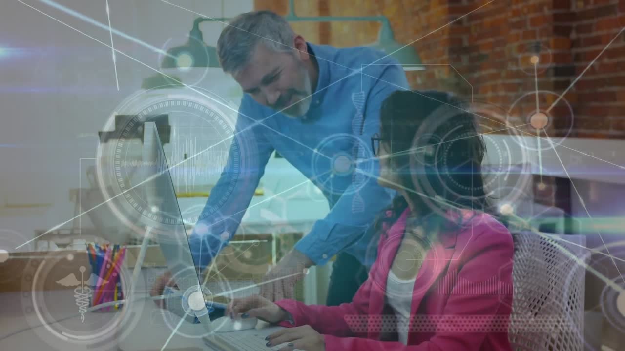 animación de una red de conexiones sobre hombres y mujeres diversos discutiendo en una computadora en la oficina