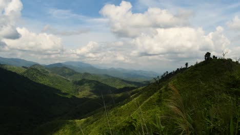 Wolken,-Die-Sich-Bewegen-Und-Schatten-Auf-Die-Berge-Werfen,-Ist-Ein-Zeitraffer,-Der-Von-Einem-Der-Höheren-Bergkämme-Des-Mae-wong-nationalparks-Im-Unteren-Norden-Thailands-Aufgenommen-Wurde