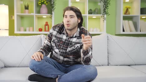 el joven nerd e introvertido está ensayando para reunirse.