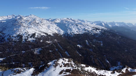 majestuosa vista aérea de invierno desde patscherkofel sobre los alpes de innsbruck