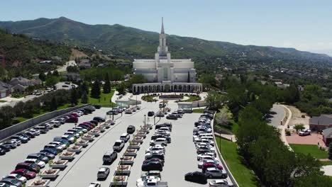 Templo-Abundante-Para-La-Iglesia-Mormona-Lds-En-Un-Día-Soleado-De-Verano,-Aéreo