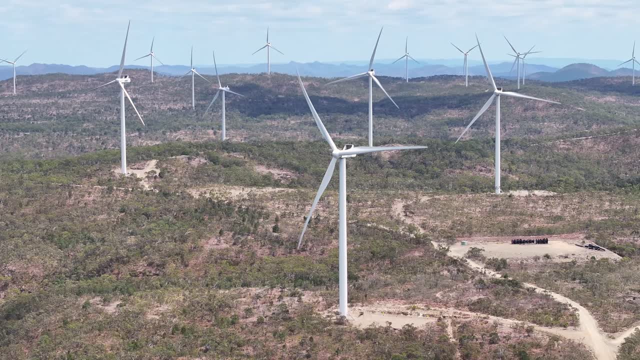 hermosa vista del parque eólico de mount emerald, queensland, australia. producción de energía limpia.