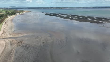 Vuelo-Aéreo-Pasando-Por-La-Playa-De-Woodstown-Y-Criaderos-De-Ostras-Durante-La-Marea-Baja-En-Un-Cálido-Y-Soleado-Día-De-Otoño