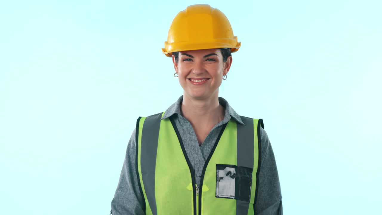 mujer feliz, arquitecto y brazos cruzados