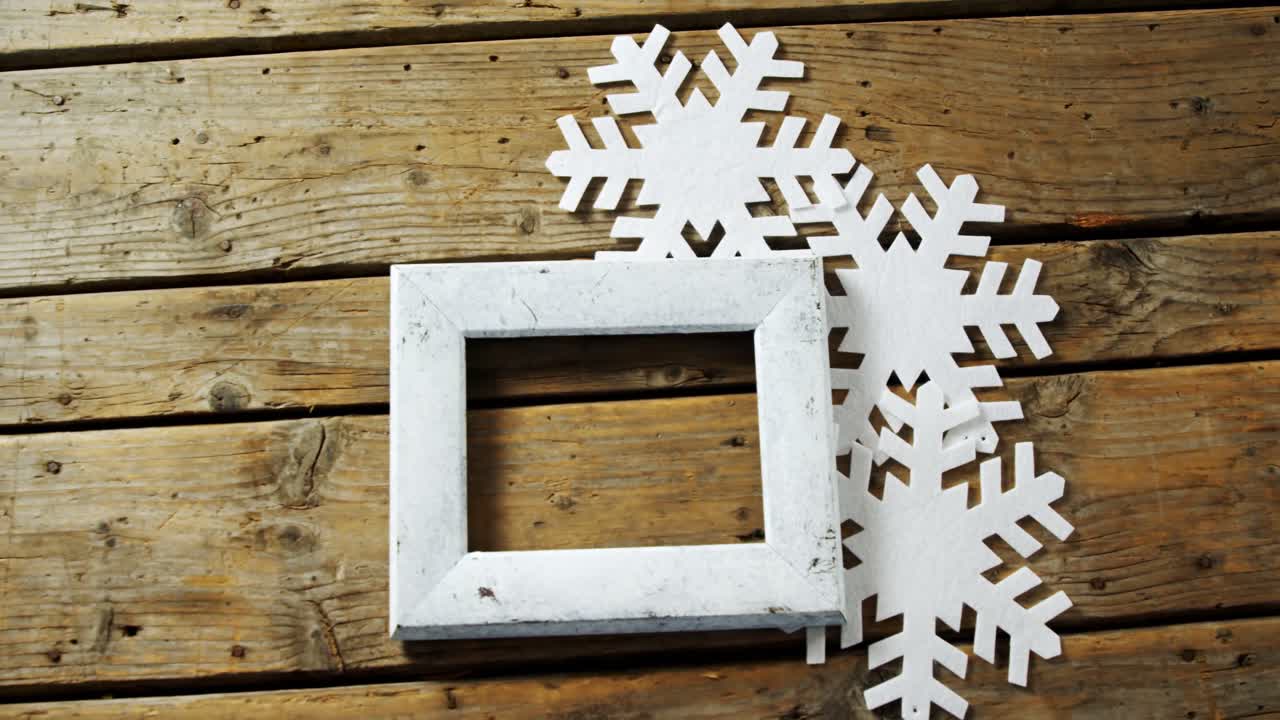 사무실 빌딩 4k에서 스마트 워치를 사용하는 남성 통근자