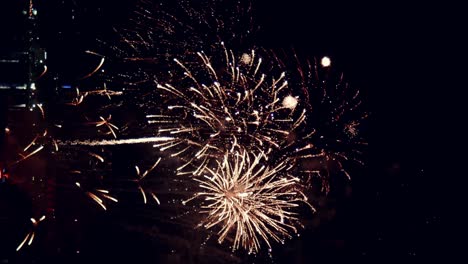 exhibición de fuegos artificiales para la celebración de la víspera de año nuevo con un gran espectáculo de fuegos artificiales multicolor abstracto con luces bokeh en el cielo nocturno