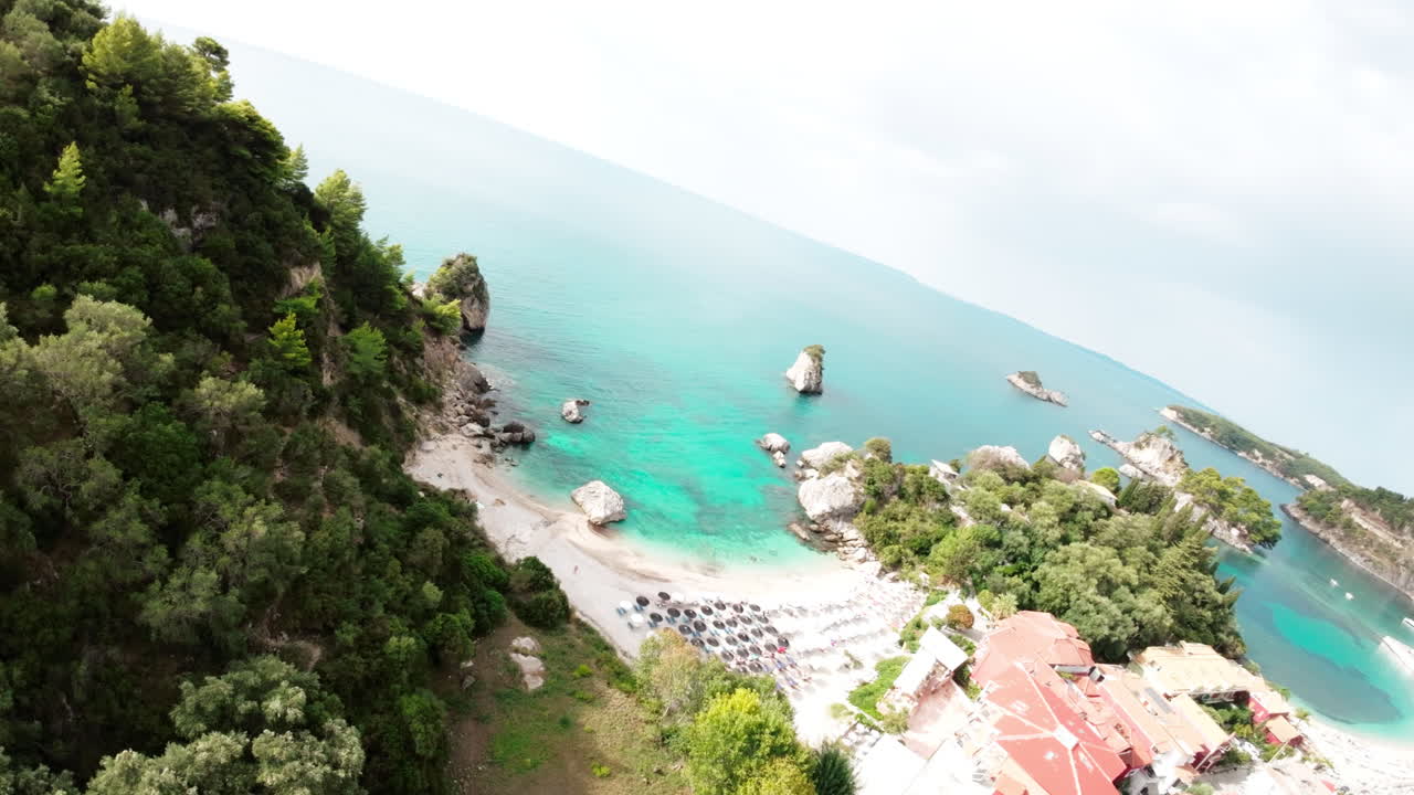 그리스의 해변을 향해 다이빙하는 fpv 드론