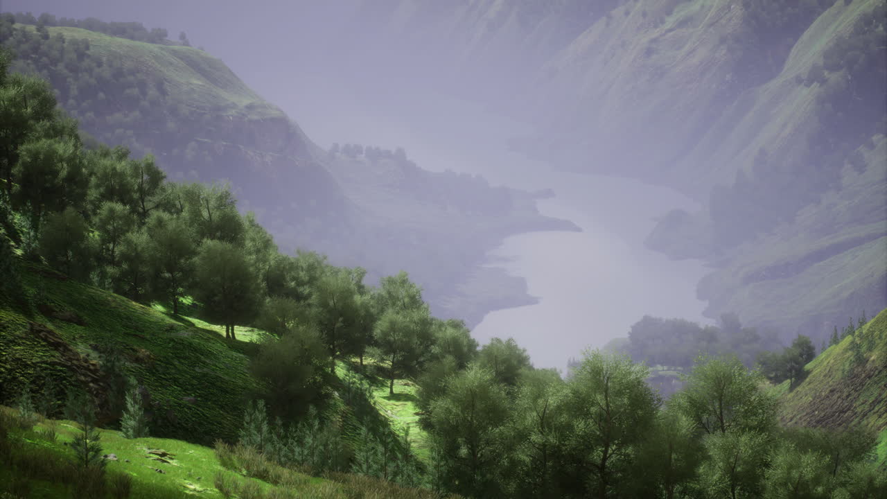 valle de montaña con río y niebla