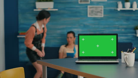 Laptop-Computer-Mit-Nachgebildetem-Greenscreen-Chroma-Key,-Der-Auf-Dem-Schreibtisch-Steht