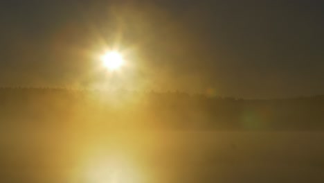 el amanecer sobre un lago de niebla