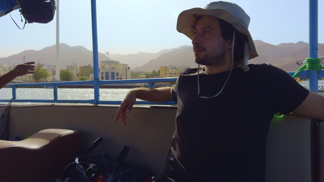 보트 여행 에 있는 사람