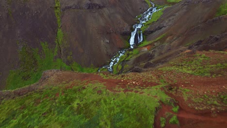 Sobrevuelo-De-Montañas-Empinadas-Con-Corriente-De-Río-En-El-Valle-De-Reykjadalur-En-Islandia