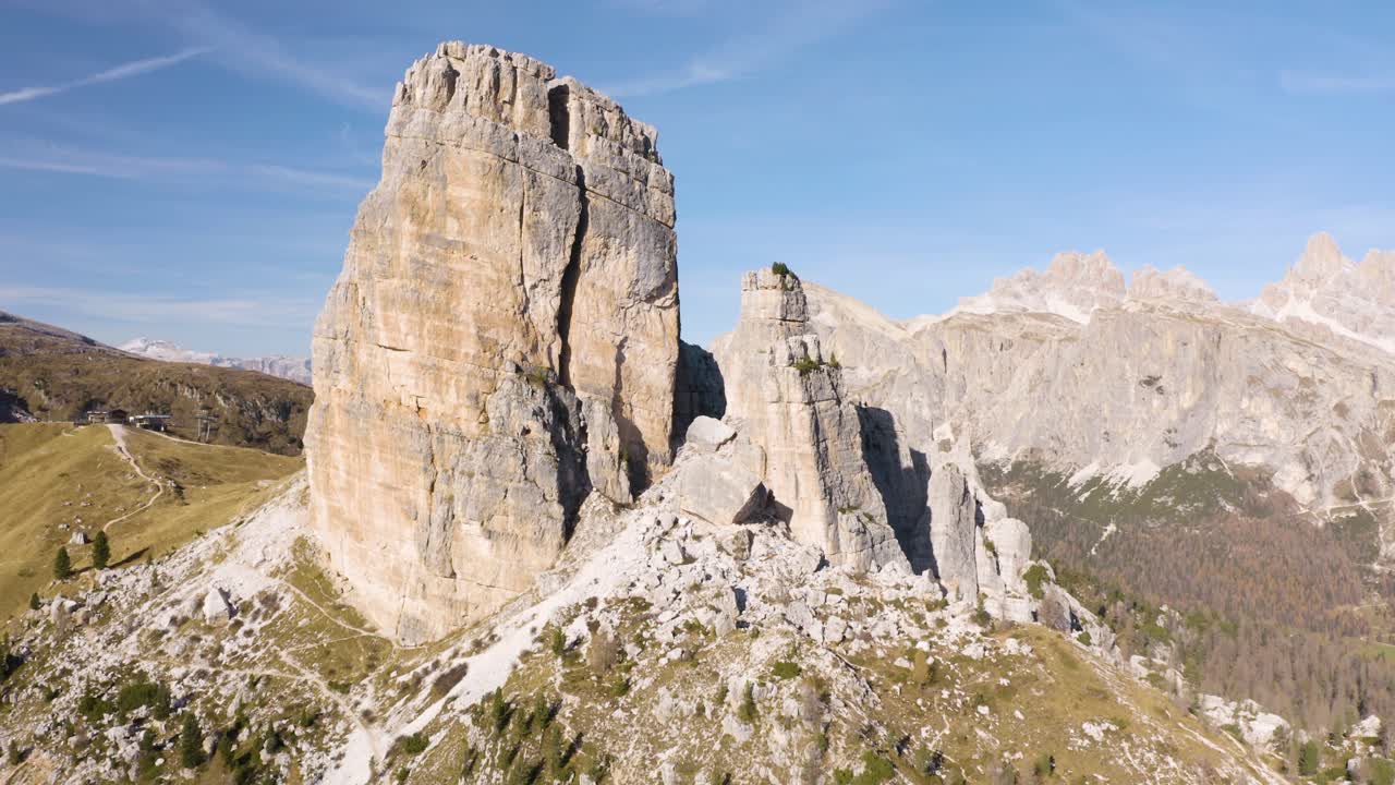 increíble vuelo de drones sobre la formación rocosa cinque torri en los dolomitas italianos