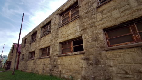 toma en movimiento del deterioro del exterior del bloque de celdas de la prisión en la penitenciaría estatal del este