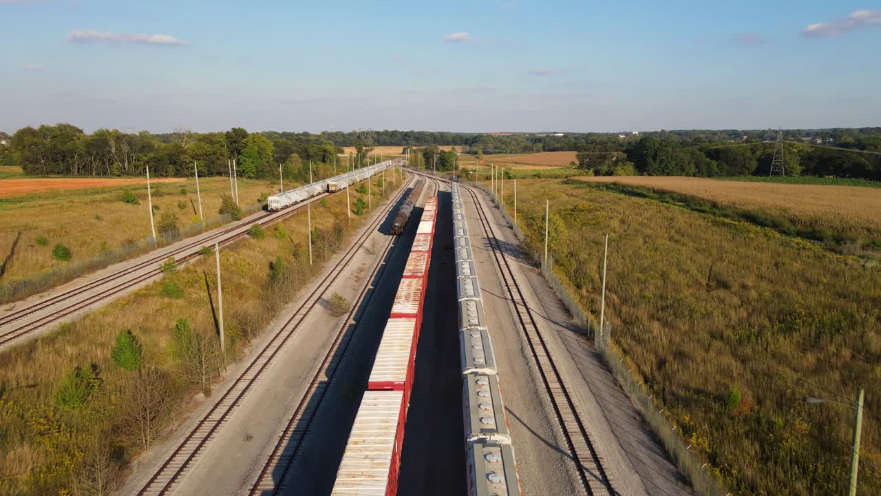 vista de un patio ferroviario o patio ferroviario desde arriba donde hay varios trenes de carga estacionados