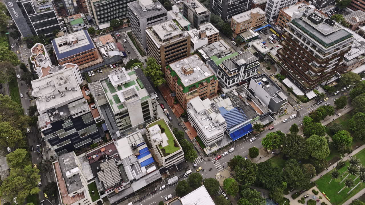 보고타 콜롬비아 aerial v7 드론 플라이오버 엘 치코, 리스베라도, 라 그란 비아, 고급 주택과 부유한 지역 사회를 포착하는 - mavic 3 cine로 촬영 - 2022 년 11 월