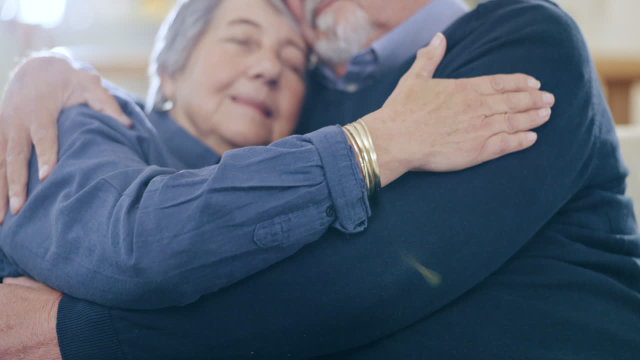 성숙한 남자와 여자가 사랑으로 포옹합니다.