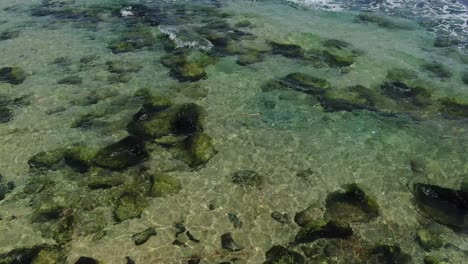 Sweeping-waves-in-rock-pool,-Burleigh-Heads,-Gold-Coast