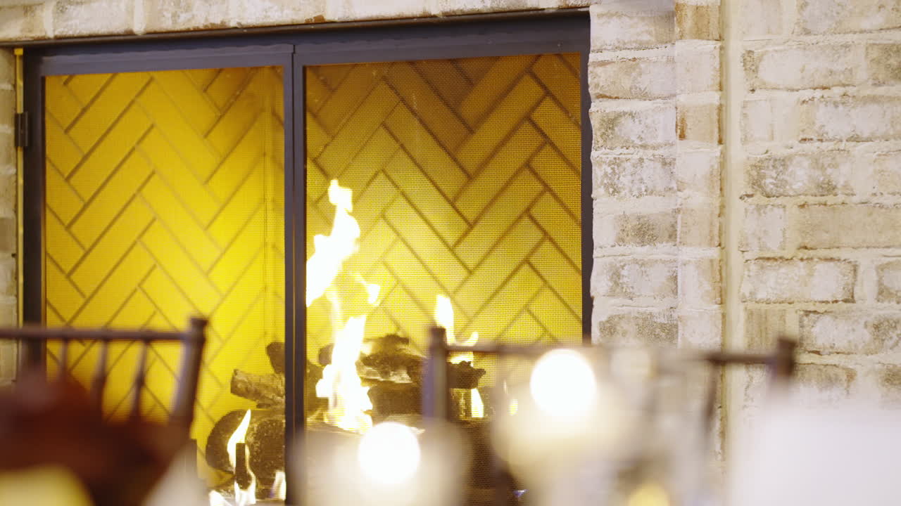 축제 시즌 식탁 옆의 아늑한 벽난로