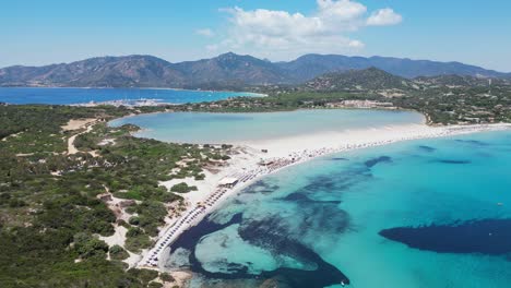 Playa-De-Porto-Giunco-Y-Lago-Salado-En-Villasimius,-Cerdeña,-Italia---Antena-4K