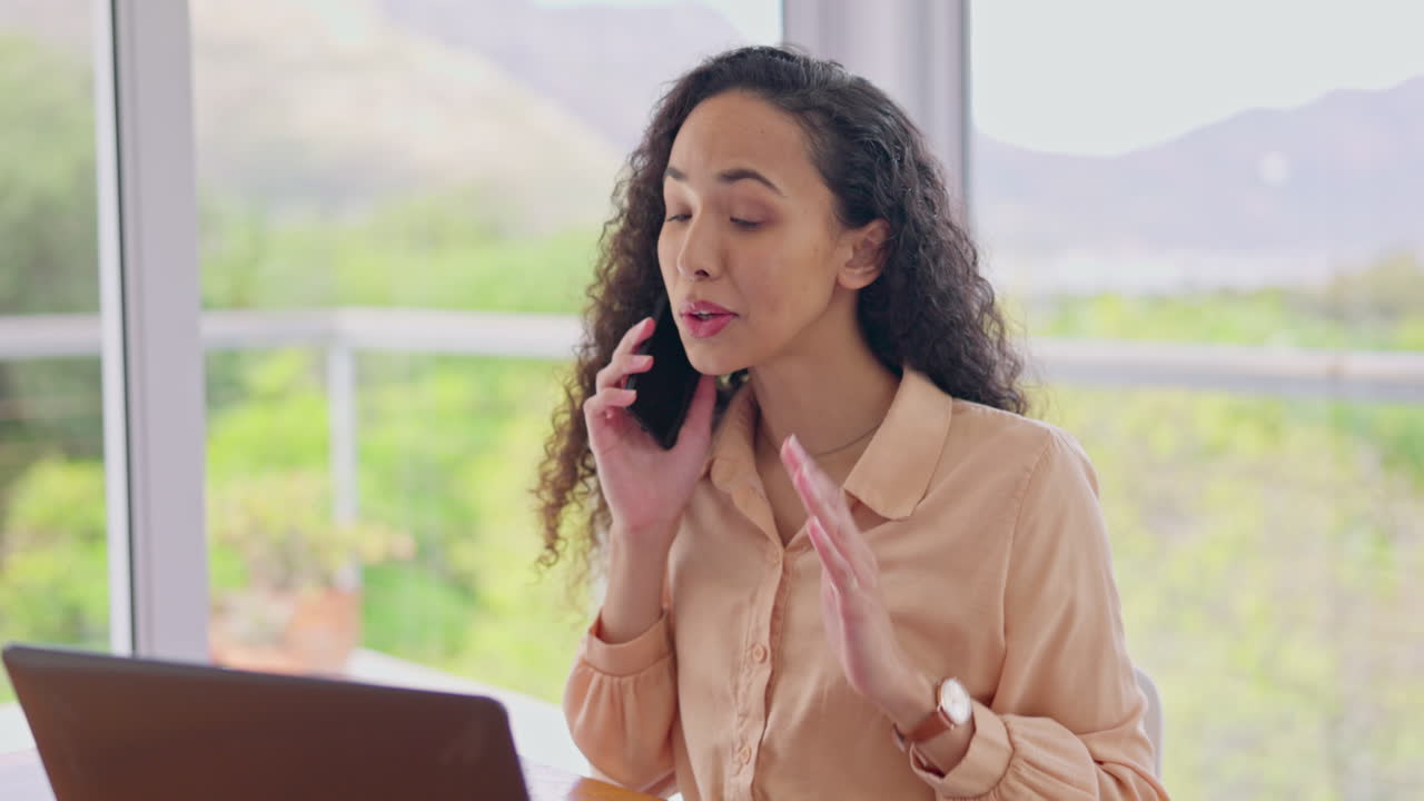 llamada telefónica, computadora y mujer de negocios