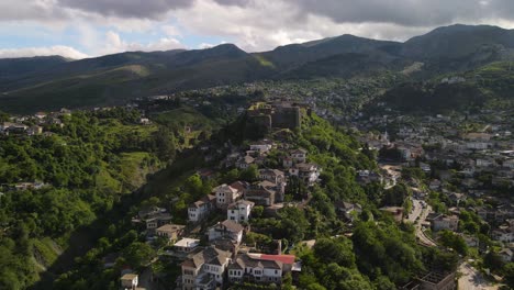 Blick-Auf-Die-Altstadt-Von-Gjirokaster-Und-Die-Zitadelle-Oder-Das-Schloss-Von-Gjirokaster-Mit-Blauem-Himmel-Im-Hintergrund