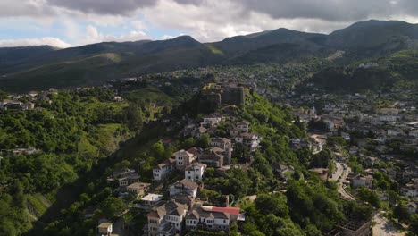vista de la ciudad vieja de gjirokaster y la ciudadela o castillo de gjirokaster con cielo azul en el fondo