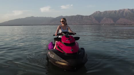 hermosa mujer en traje de baño modelando en waverunner jet ski en utah