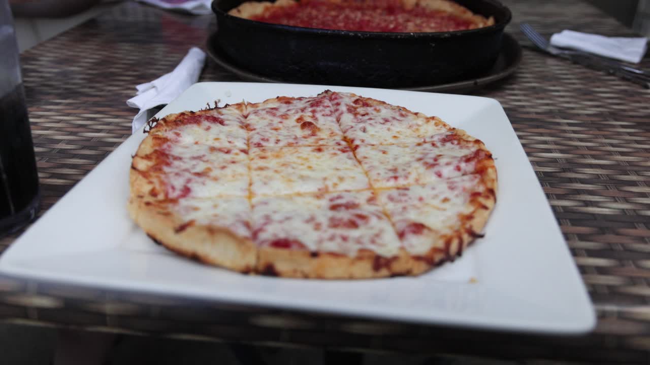 Pizza a crosta sottile alla Pizzeria Lou Malnati's a Evanston, Illinois, al rallentatore.