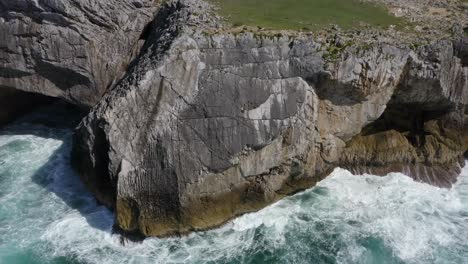 Luftrückzug-Entlang-Der-Bufones-De-Pria,-Asturien,-Spanien,-Zeigt-Erosionslinien-Von-Rissen-In-Kalksteinfelsen