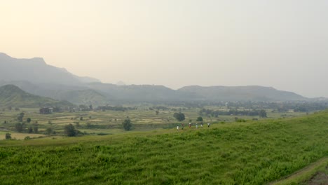 los lugareños de karjat caminando por las colinas con hierba verde temprano en la mañana en mumbai, india