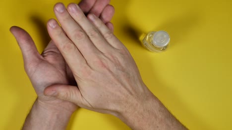 primer plano de manos masculinas use un dispensador de fumigación desinfectante para desinfectar las manos